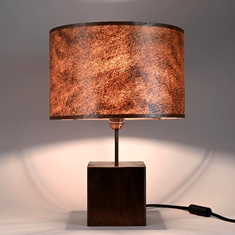 Lampe Cassini Aura allumée diffusant une lumière douce et raffinée à travers le mica cuivré