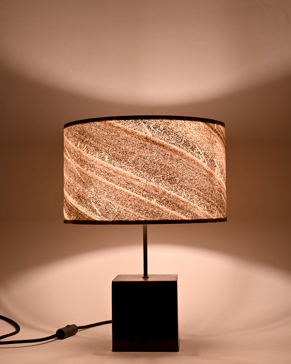 Vue de face de la lampe Cassini en acier et feuille de marbre. . Atelier Maus