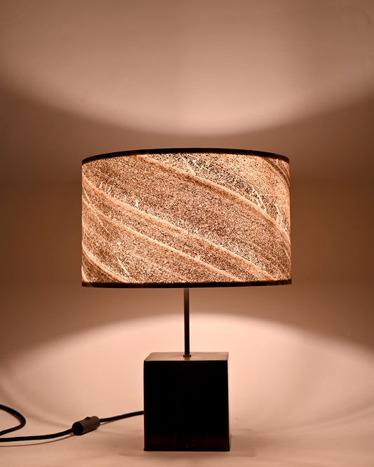 Vue de face de la lampe Cassini en acier et feuille de marbre. . Atelier Maus