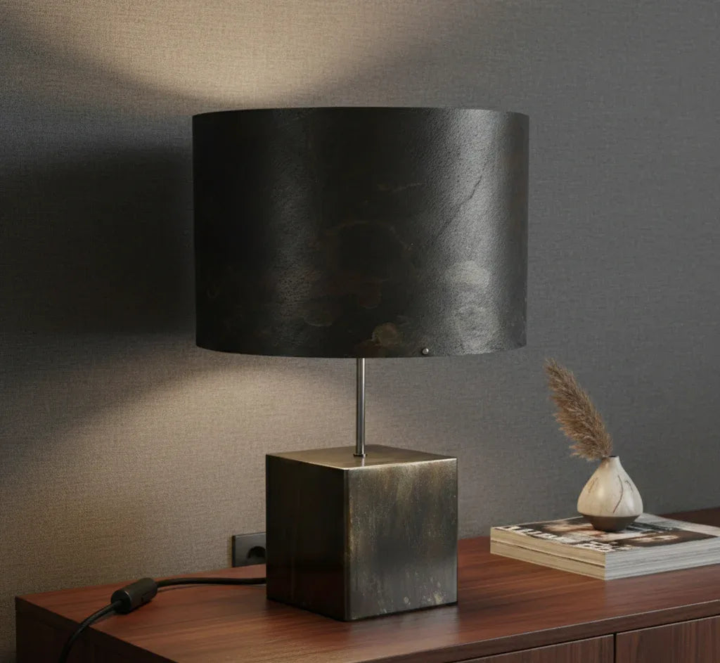 Lampe Cassini de l'atelier Maus au piétement cubique en acier noir et abat jour en feuille d'ardoise arc-en-ciel ou ardoise indienne