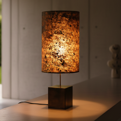 Lampe Halley Aura en acier patiné cuivre avec abat-jour translucide en mica cuivré créant une lumière nuancée