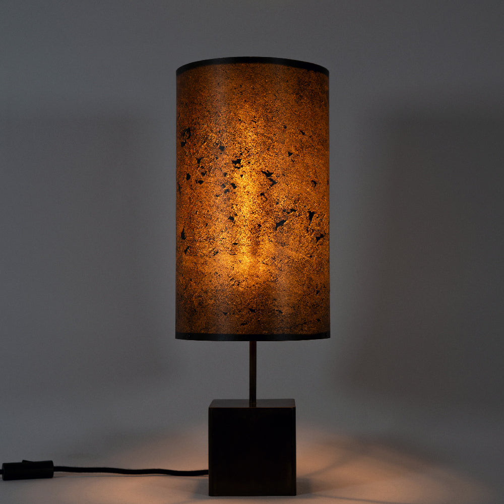 Lampe Halley Aura vue de face, structure en acier patiné noir avec abat-jour en feuille d'ardoise naturelle