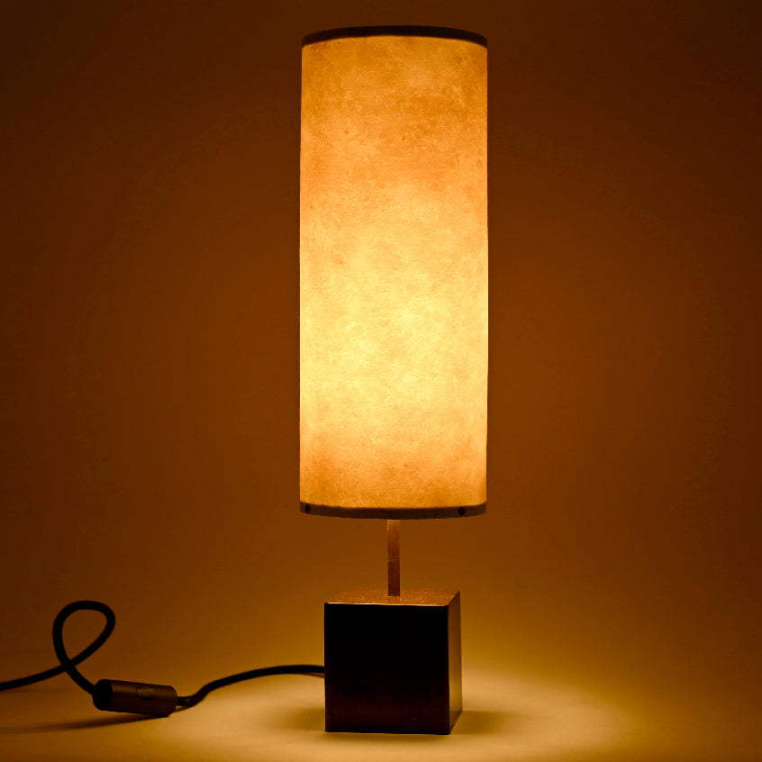 Lampe Halley Halo patine cuivre et mica blanc dans un intérieur élégant