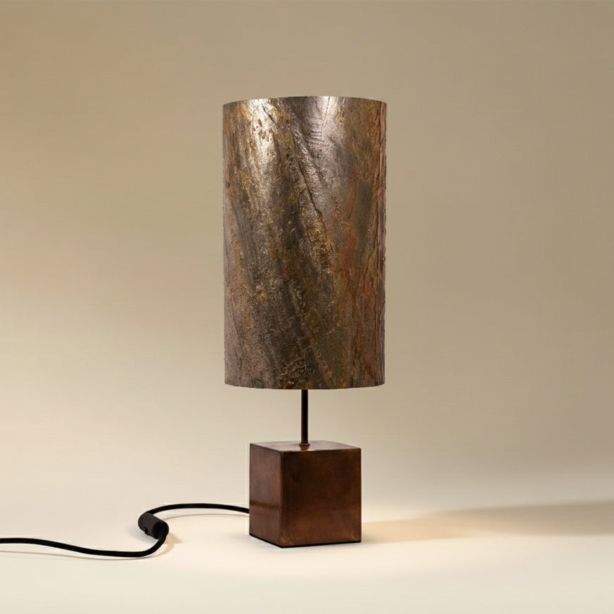 Lampe à poser Halley Aura avec piètement en acier cuivré et abat-jour en mica burning forest aux reflets colorés