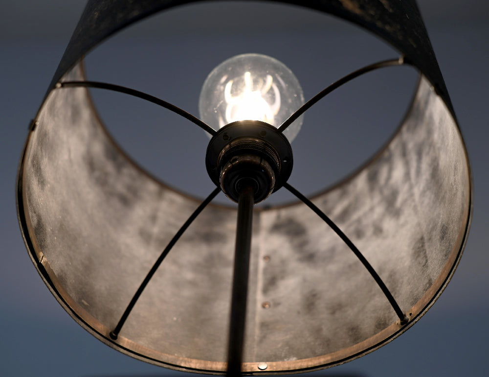 detail de l'abat-jour. Lampe Képler Halo allumée 