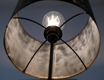 detail de l'abat-jour. Lampe Képler Halo allumée 