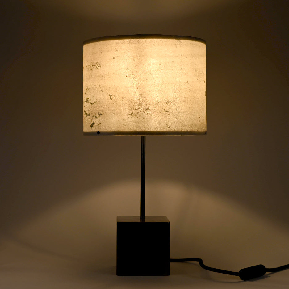 Lampe Képler Halo patine cuivre et mica vert dans un intérieur moderne