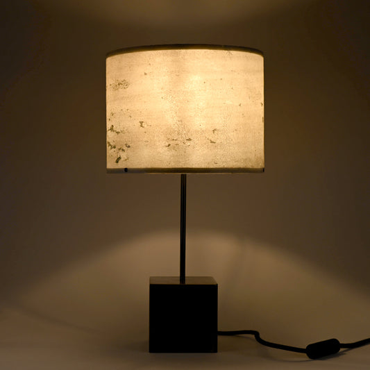 Lampe Képler Halo patine cuivre et mica vert dans un intérieur moderne