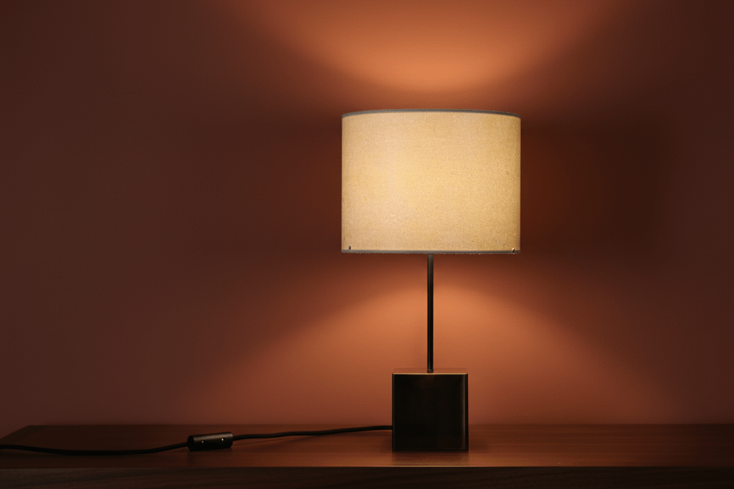 lampe en acier et feuille de mica blanc