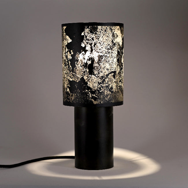 Lampe Wilkins allumée révélant la profondeur de nuances de l'ardoise naturelle