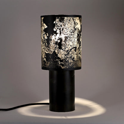 Lampe Wilkins allumée révélant la profondeur de nuances de l'ardoise naturelle