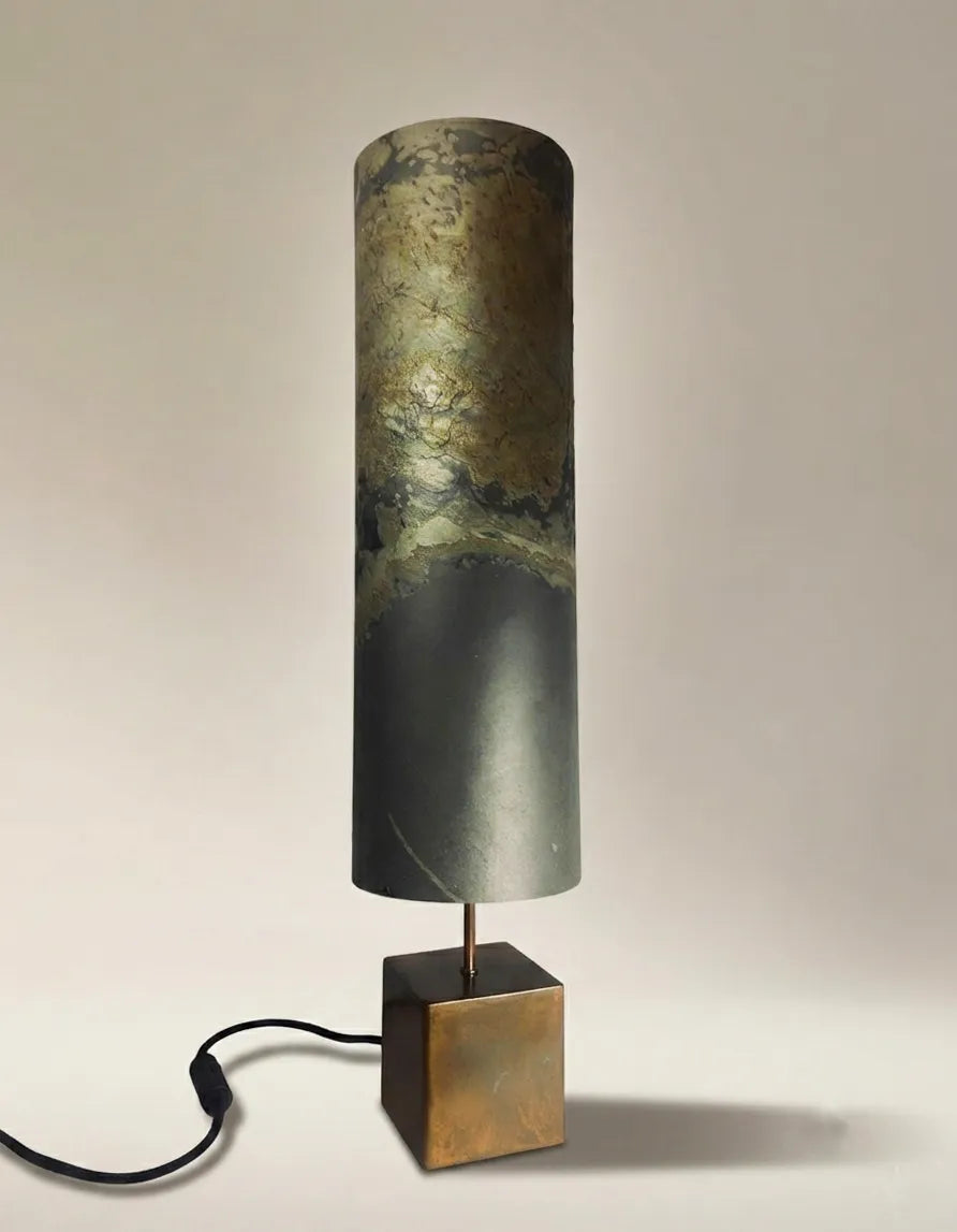 Lampe artisanale Halley Nove en acier cuivré et feuille d'ardoise rustique éteinte. fabrication française par l'atelier Maus