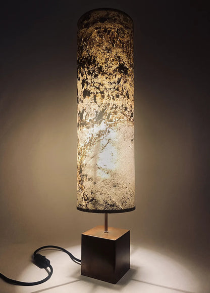Lampe artisanale Halley Nova en acier cuivré et feuille d'ardoise rustique allumée. fabrication française par l'atelier Maus