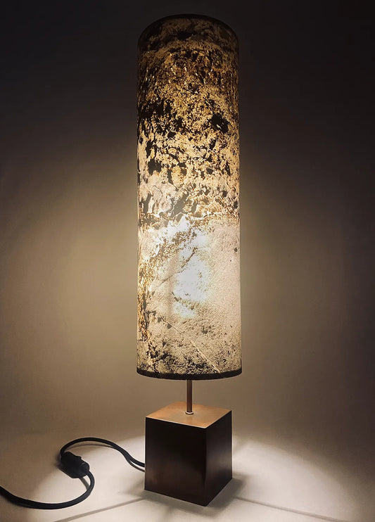 Lampe artisanale Halley Nova en acier cuivré et feuille d'ardoise rustique allumée. fabrication française par l'atelier Maus