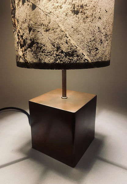 vue rapprochée de la Lampe artisanale Halley Nova en acier cuivré et feuille d'ardoise rustique éteinte. fabrication française par l'atelier Mause  
