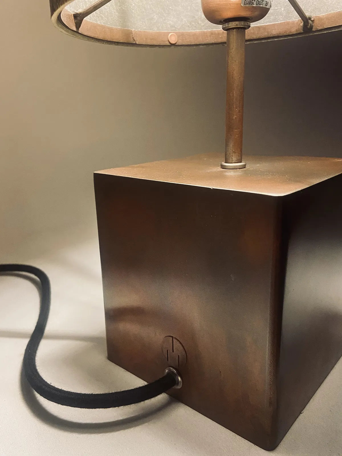 vue de detail du pied de la Lampe artisanale Halley Nova en acier cuivré et feuille d'ardoise rustique éteinte. fabrication française par l'atelier Maus