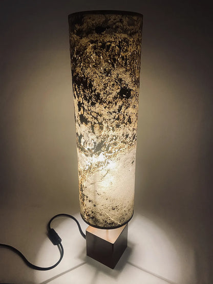 Lampe artisanale Halley Nova en acier cuivré et feuille d'ardoise rustique allumée vue en plongée. fabrication française par l'atelier Maus