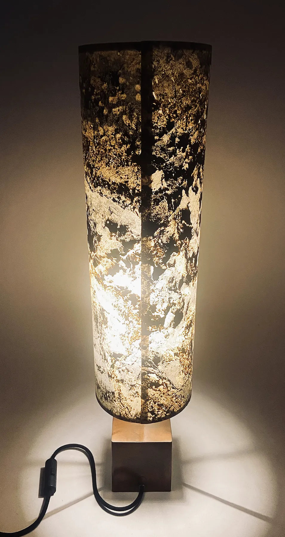vue arrière de la lampe en acier cuivré a l'abat-jour en feuille d'ardoise rustique Halley Nova de l'atelier Maus