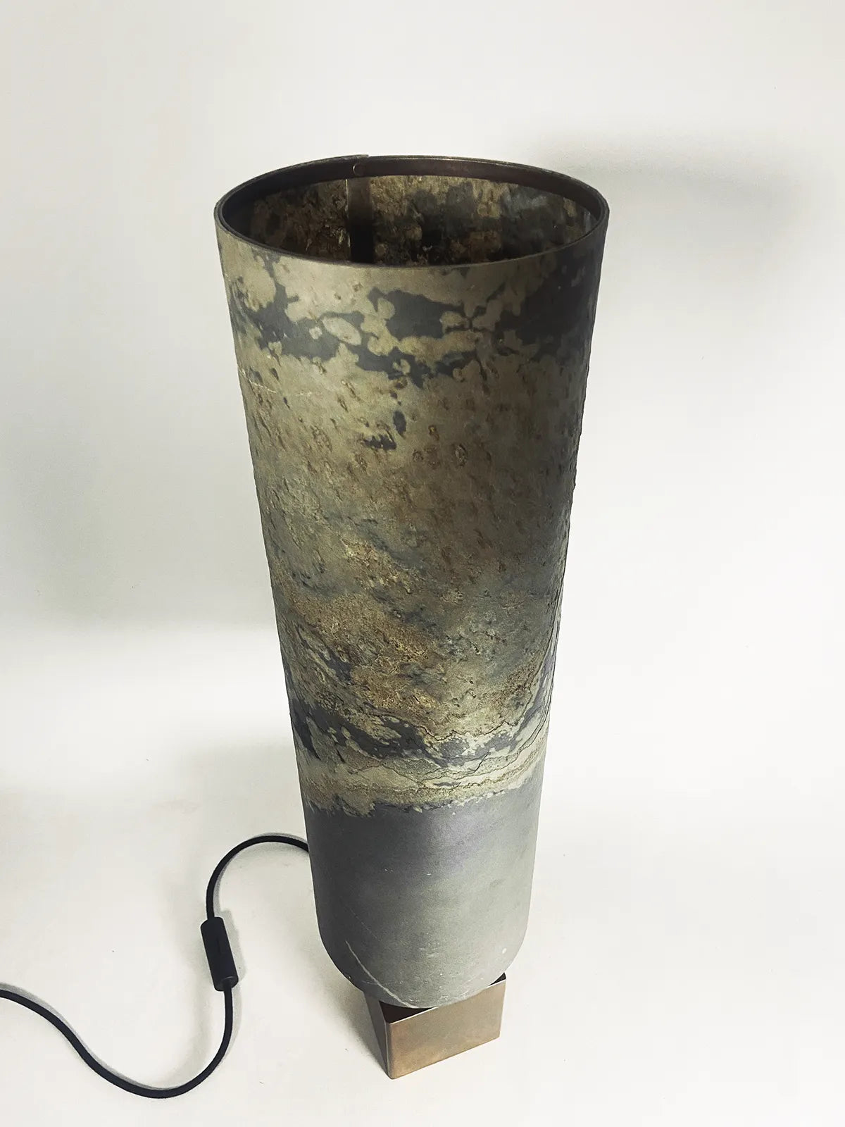 vue plongée de la lampe en acier cuivré a l'abat-jour en feuille d'ardoise rustique Halley Nova de l'atelier Maus