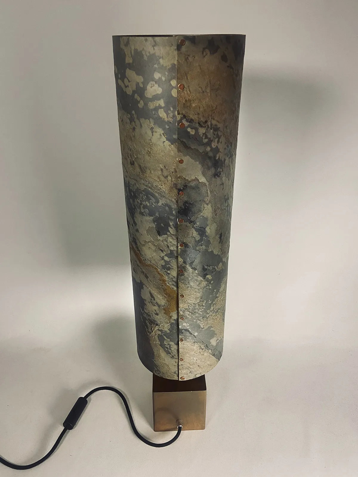Vue arrière de la Lampe artisanale Halley Nova en acier cuivré et feuille d'ardoise rustique éteinte. fabrication française par l'atelier Maus
