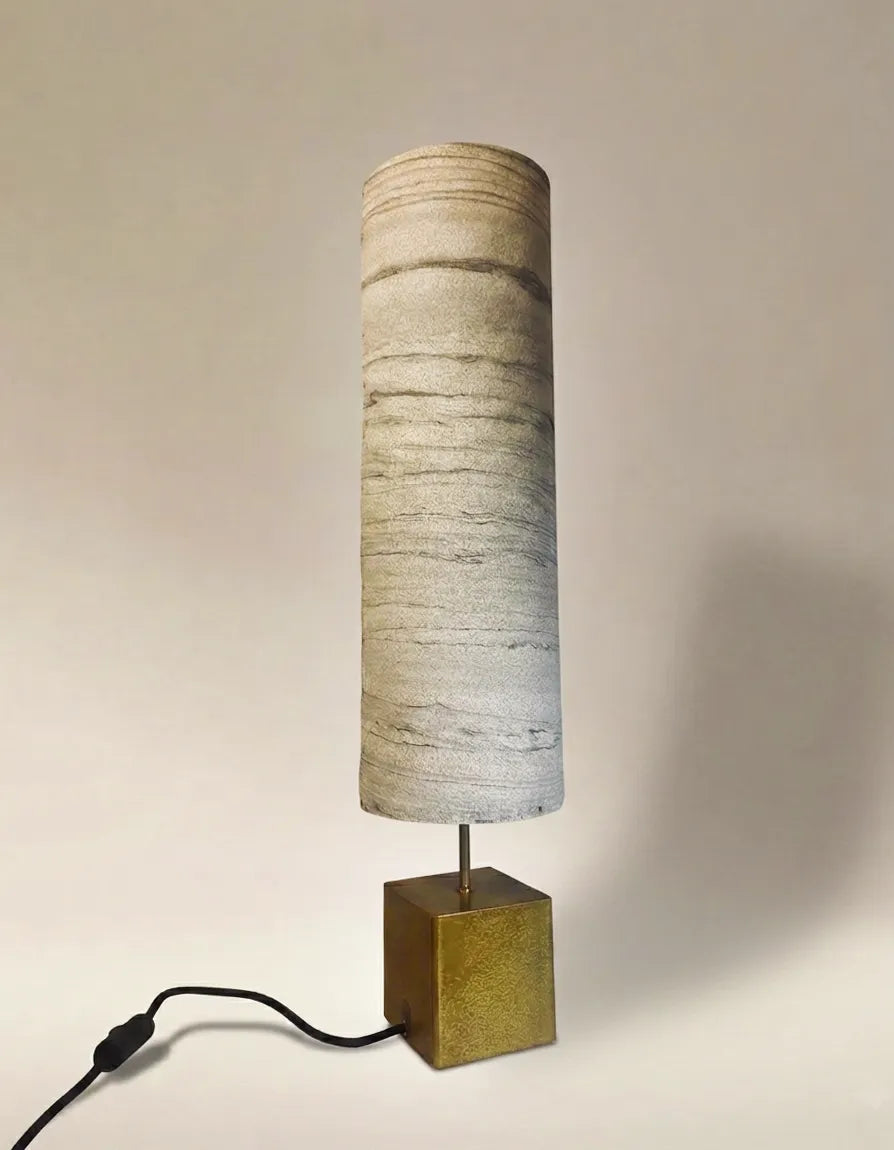 Vue de la lampe en acier laitonné et abat-jour en marbre statuario Halley Nova éteinte. pièce unique de l'atelier Maus. Fabriqué en France