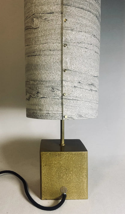 Vue de détail du dos de la lampe en acier laitonné et abat-jour en marbre statuario. pièce unique de l'atelier Maus. Fabriqué en France
