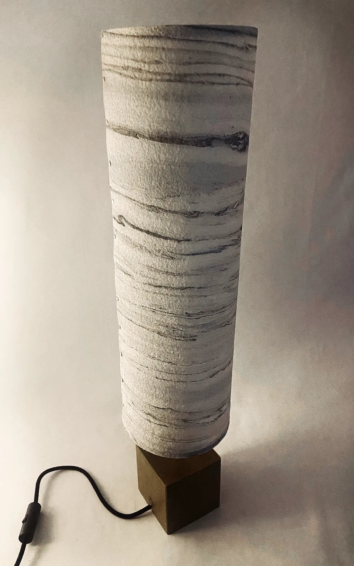 Vue en plongée de la lampe en acier laitonné et abat-jour en marbre statuario. pièce unique de l'atelier Maus. Fabriqué en France
