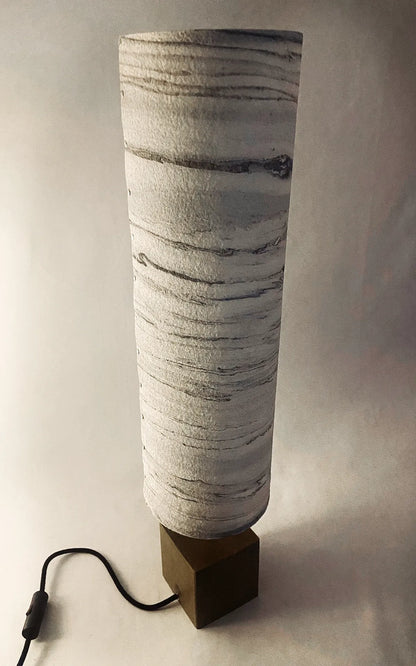 Vue en plongée de la lampe en acier laitonné et abat-jour en marbre statuario. pièce unique de l'atelier Maus. Fabriqué en France