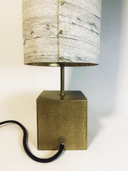 Vue de détail du dos de la lampe en acier laitonné et abat-jour en marbre statuario éteinte. pièce unique de l'atelier Maus. Rivets dorés et dorure à la feuille. Fabriqué en France