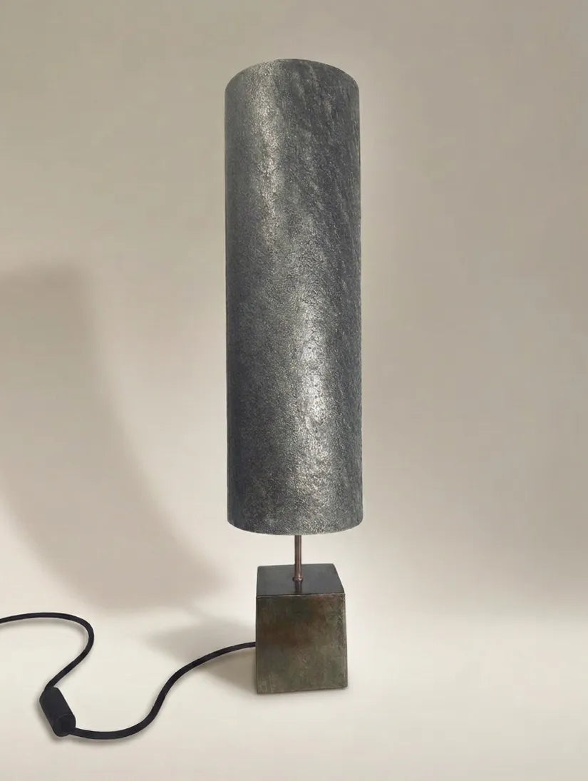Lampe artisanale unique en acier patiné  et feuille de mica argenté éteinte. création originale de l'atelier Maus. Fabriqué en France
