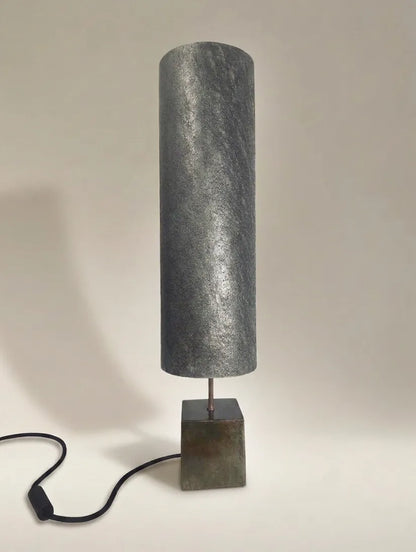 Lampe artisanale unique en acier patiné  et feuille de mica argenté éteinte. création originale de l'atelier Maus. Fabriqué en France