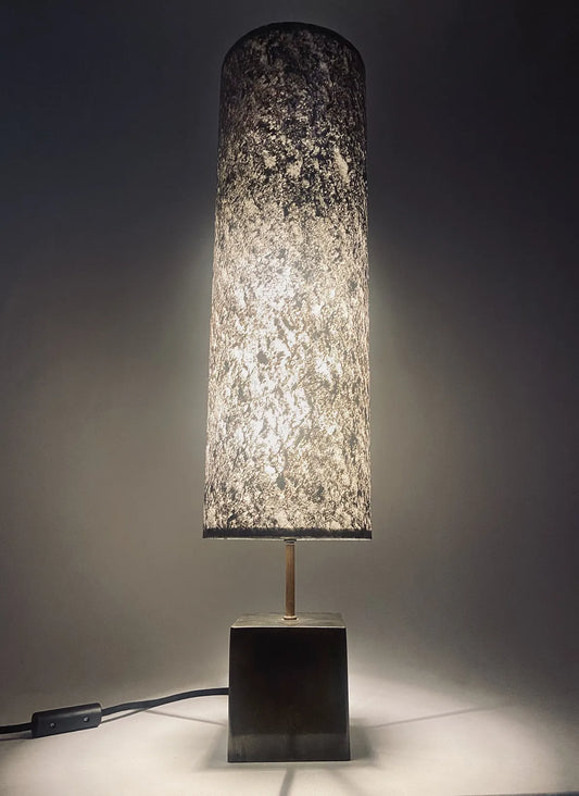 Lampe en acier patiné  et feuille de mica argenté allumée. création oriinale de l'atelier Maus. Fabriqué en France