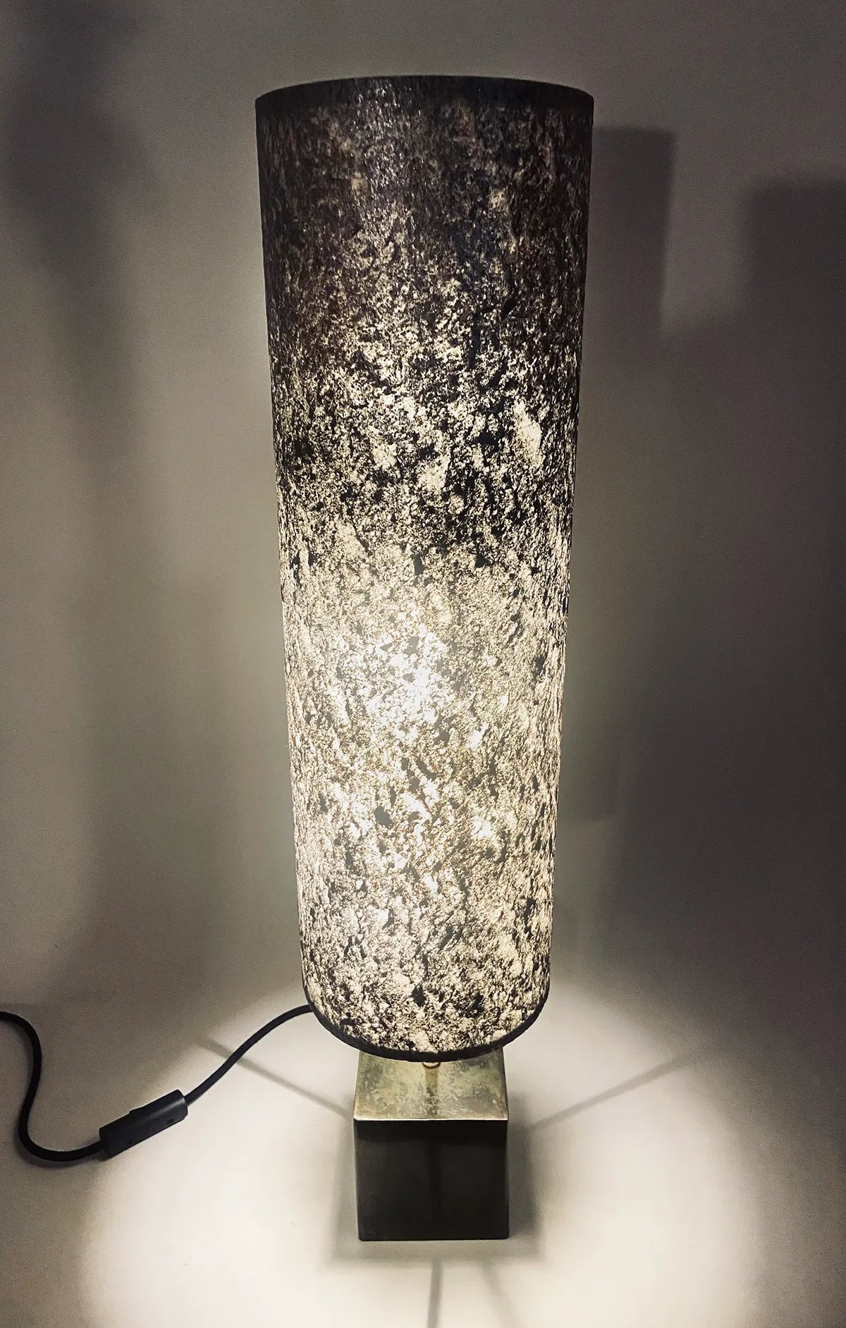 Lampe artisanale unique en acier patiné  et feuille de mica argenté allumée. création originale de l'atelier Maus. Fabriqué en France