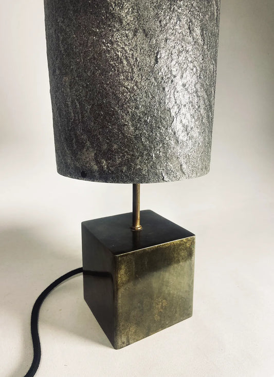 Lampe en acier patiné  et feuille de mica argenté . création oriinale de l'atelier Maus. Fabriqué en France
