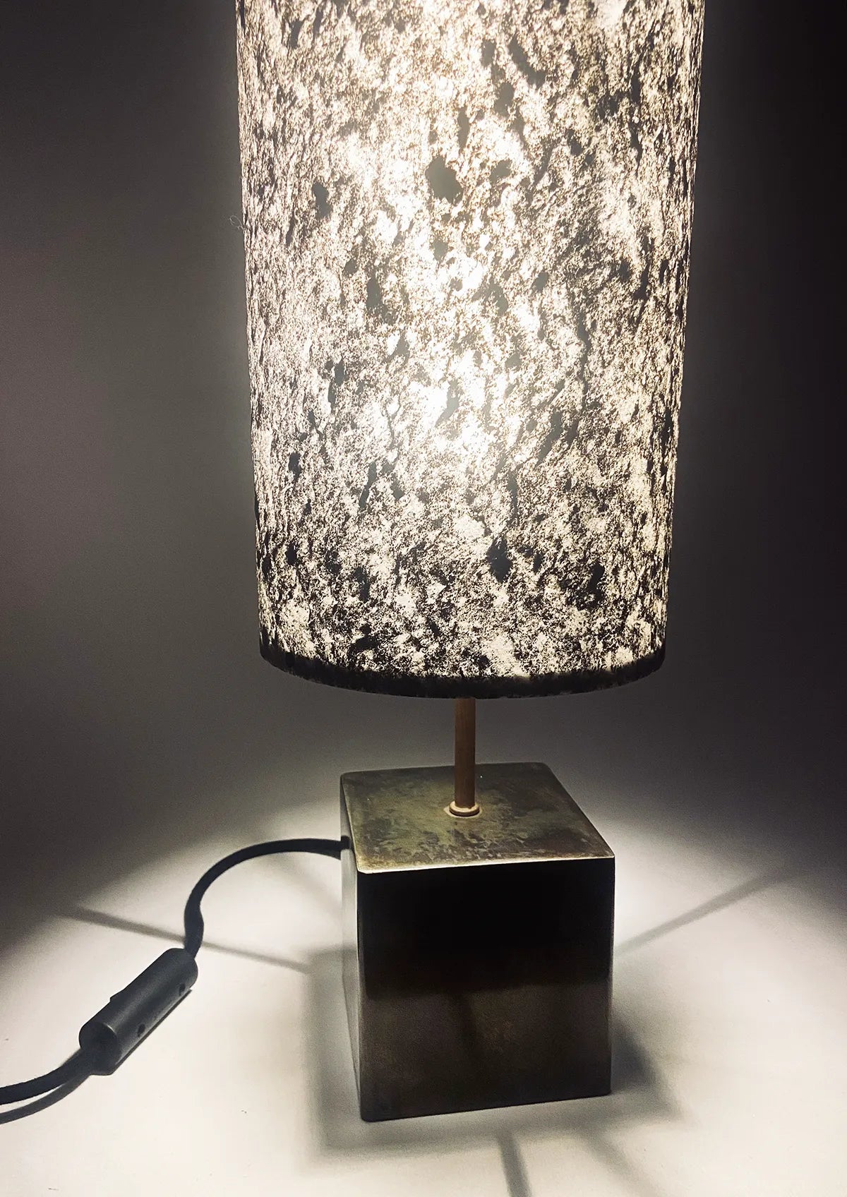 Détail de la Lampe artisanale unique en acier patiné  et feuille de mica argenté allumée. création originale de l'atelier Maus. Fabriqué en France
