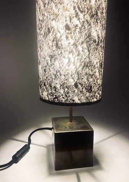 Détail de la Lampe artisanale unique en acier patiné  et feuille de mica argenté allumée. création originale de l'atelier Maus. Fabriqué en France