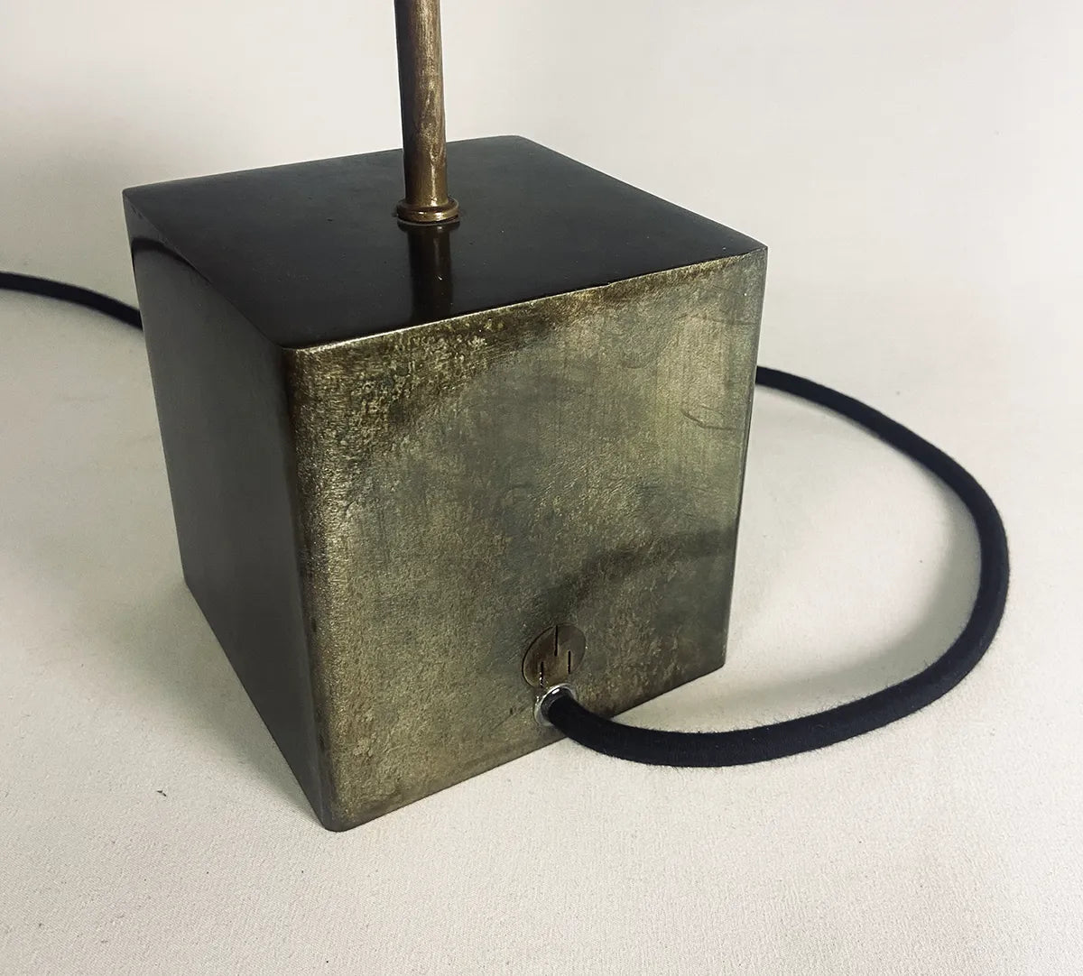 Détail du pied de la Lampe artisanale unique en acier patiné  et feuille de mica argenté . création originale de l'atelier Maus. Fabriqué en France
