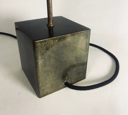 Détail du pied de la Lampe artisanale unique en acier patiné  et feuille de mica argenté . création originale de l'atelier Maus. Fabriqué en France