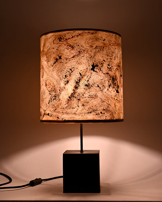 Lampe en acier et abat-jour en ardoise allumée. Atelier Maus