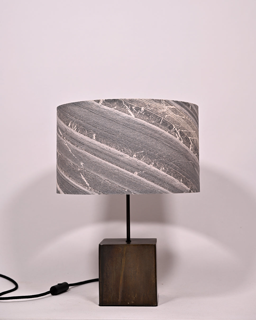 Vue de face de la lampe Cassini en acier et feuille de marbre Toronto. Atelier Maus