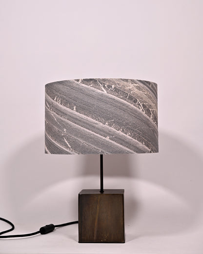 Vue de face de la lampe Cassini en acier et feuille de marbre Toronto. Atelier Maus