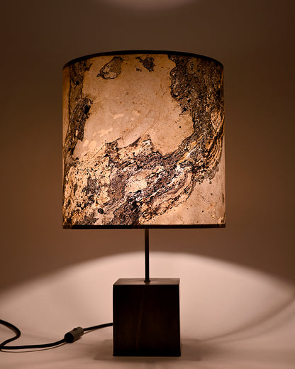 Vue de face de la lampe en acier et feuille d'ardoise rustique. Atelier Maus