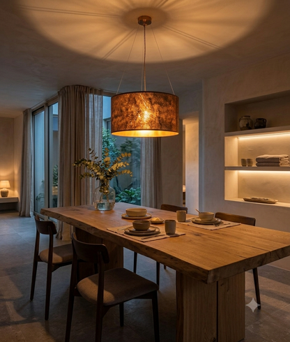 Suspension en feuille de mica cuivré Thessalie par l'atelier Maus allumée dans un salon contemporain au dessus d'une table a manger. Rosace et carcasse en acier cuivré, suspendue par 4 cables inox de longueur réglable. Pièce artisanale unique de fabrication française.