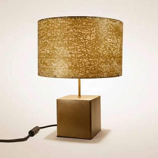 Lampe à poser Cassini Aura avec cube en acier poudre de laiton et abat-jour en mica blanc teinté or, hauteur 50 cm