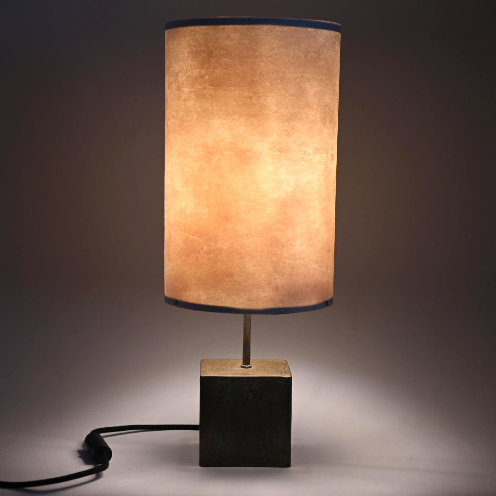 Lampe à poser Halley Aura avec cube en acier poudre de bronze et abat-jour en feuille de mica blanc