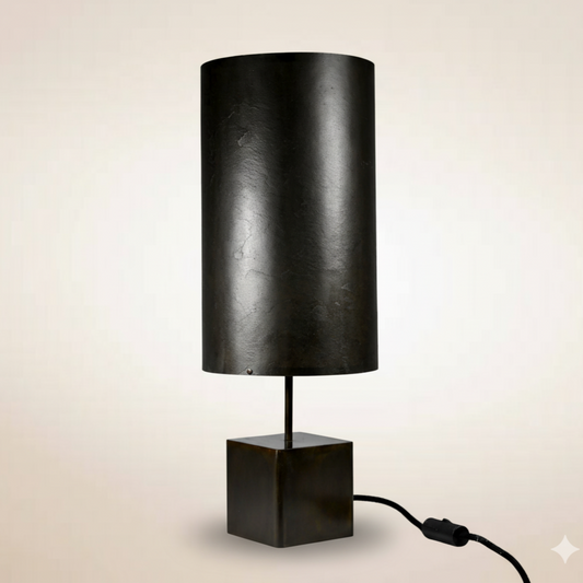 Lampe à poser Halley Aura avec cube en acier patiné noir brun et abat-jour en feuille d'ardoise gris anthracite, hauteur 57 cm