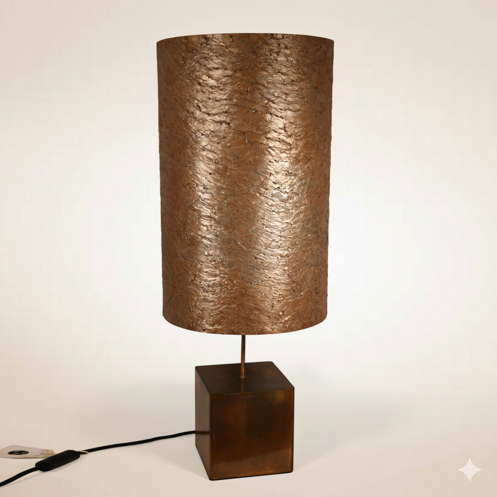 Lampe à poser Halley Aura avec piètement en acier cuivré et abat-jour en feuille de mica cuivré, hauteur 59 cm