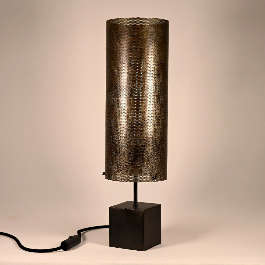 Lampe à poser Halley Halo avec cube en acier patiné noir brun et abat-jour en tôle micro-perforée oxydée