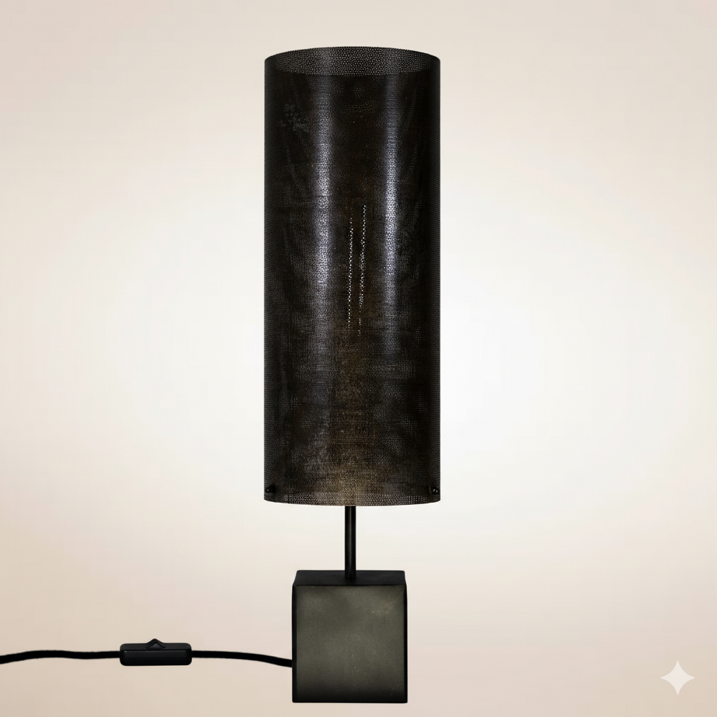 Lampe à poser Halley Halo avec cube en acier patiné noir brun et abat-jour en tôle micro-perforée oxydée, hauteur 57 cm