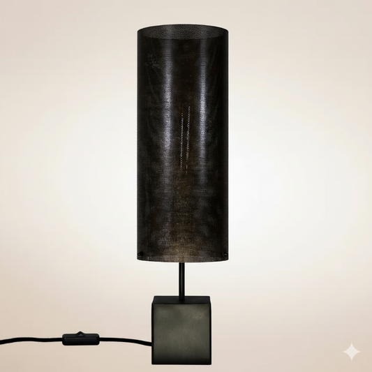 Lampe à poser Halley Halo avec cube en acier patiné noir brun et abat-jour en tôle micro-perforée oxydée, hauteur 57 cm